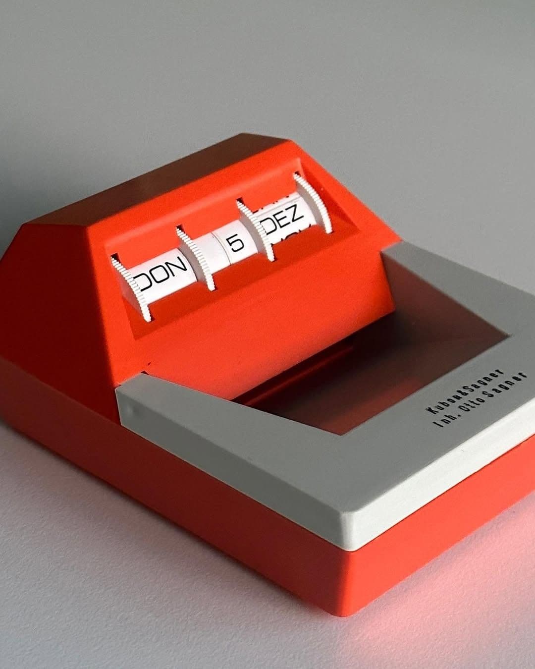 White out dispenser